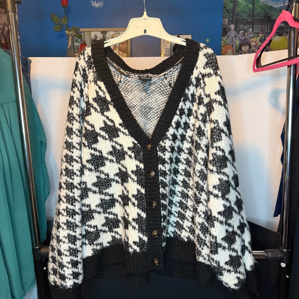 Torrid size 4 (26) Black and White Houndstooth Button Down Cardigan - Picture 4 of 8